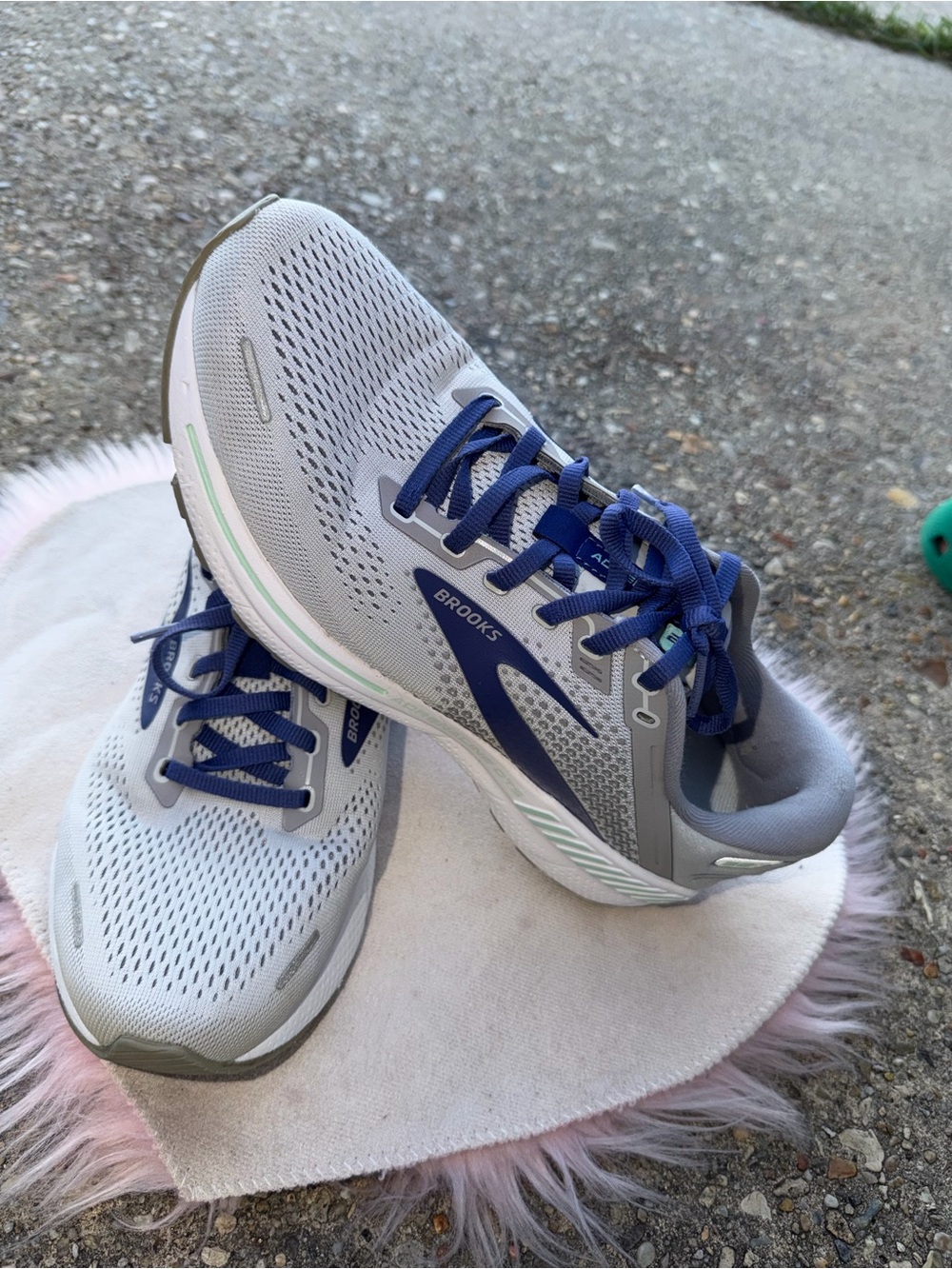 Brooks Men’s Light Gray Running Shoes with Navy Trim